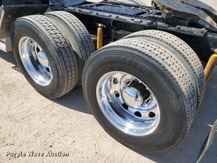 image for item DF5705 2006 Kenworth W900L  semi truck