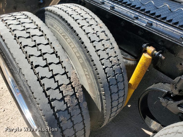 image for item DF5705 2006 Kenworth W900L  semi truck