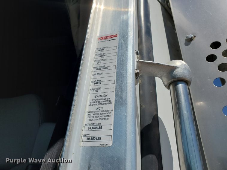 image for item DF5705 2006 Kenworth W900L  semi truck