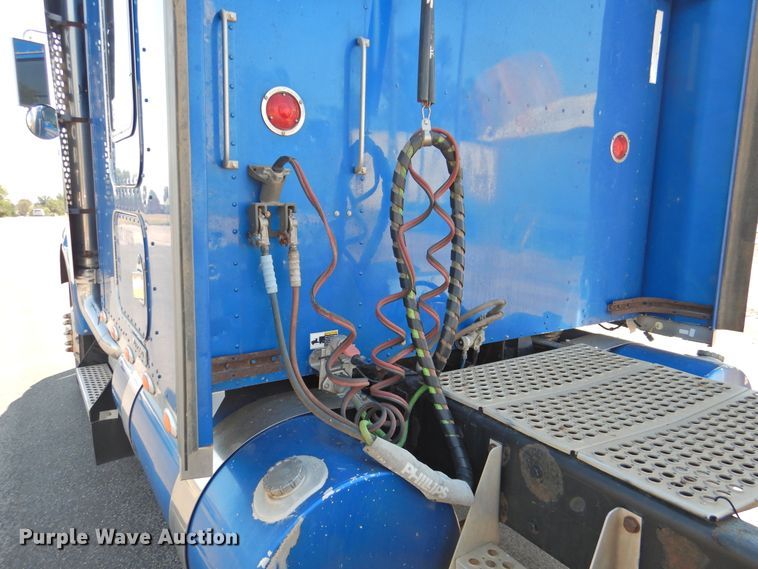 image for item DG1462 2007 Kenworth T800B  semi truck