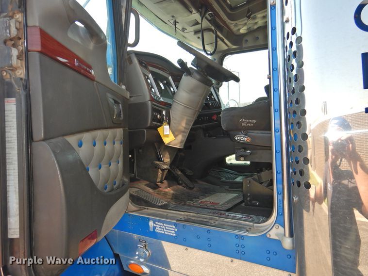 image for item DG1462 2007 Kenworth T800B  semi truck