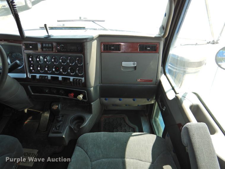 image for item DG1462 2007 Kenworth T800B  semi truck