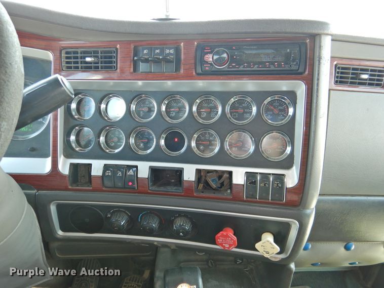 image for item DG1462 2007 Kenworth T800B  semi truck