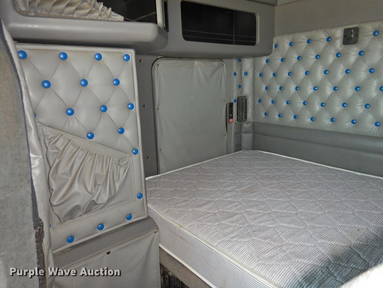 image for item DG1462 2007 Kenworth T800B  semi truck