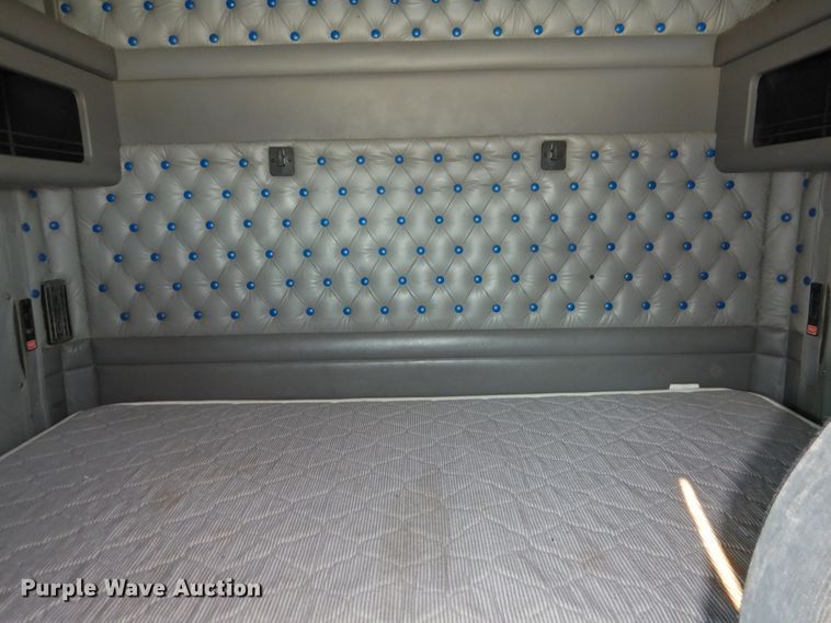 image for item DG1462 2007 Kenworth T800B  semi truck