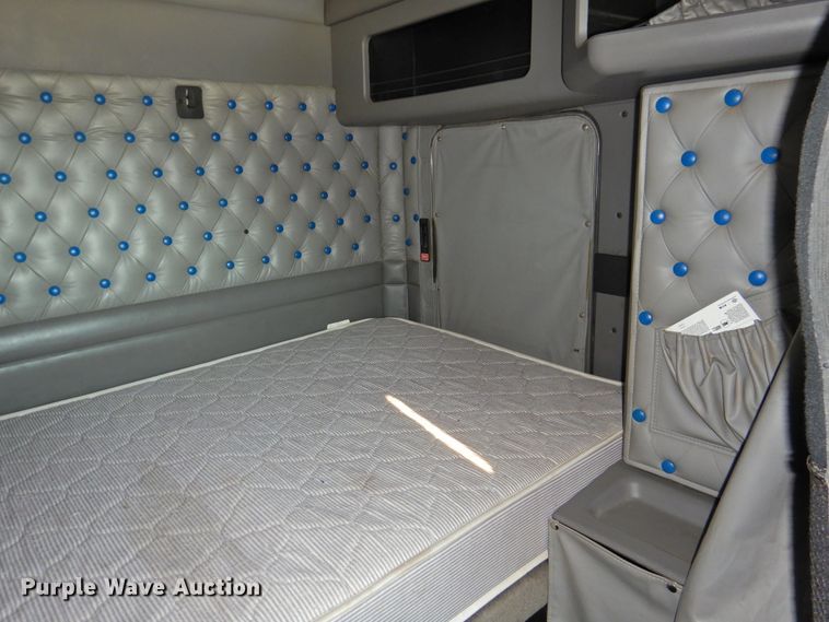 image for item DG1462 2007 Kenworth T800B  semi truck