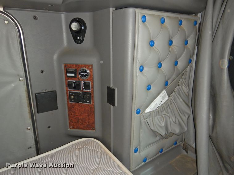 image for item DG1462 2007 Kenworth T800B  semi truck