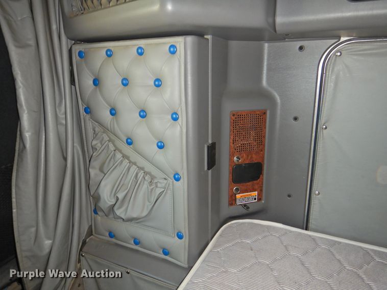 image for item DG1462 2007 Kenworth T800B  semi truck