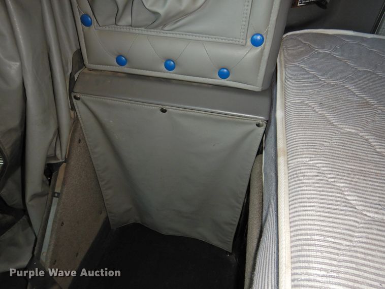 image for item DG1462 2007 Kenworth T800B  semi truck