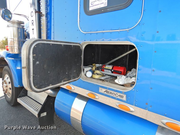 image for item DG1462 2007 Kenworth T800B  semi truck