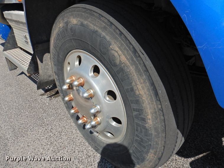 image for item DG1462 2007 Kenworth T800B  semi truck