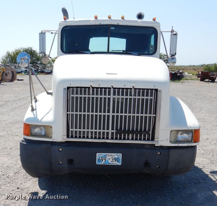 image for item DG1467 1995 International 9400  semi truck
