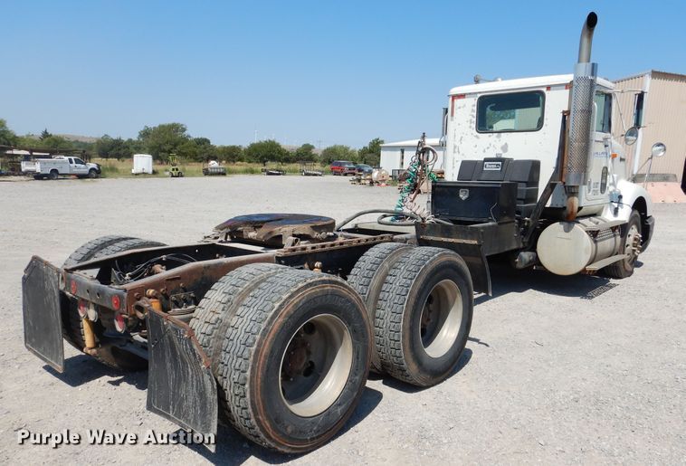 image for item DG1467 1995 International 9400  semi truck