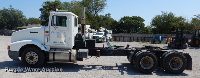 image for item DG1467 1995 International 9400  semi truck