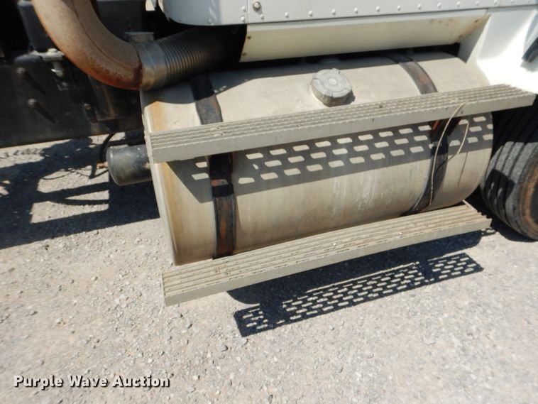 image for item DG1467 1995 International 9400  semi truck