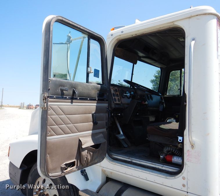 image for item DG1467 1995 International 9400  semi truck