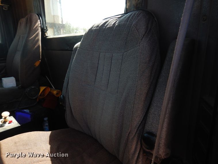 image for item DG1467 1995 International 9400  semi truck