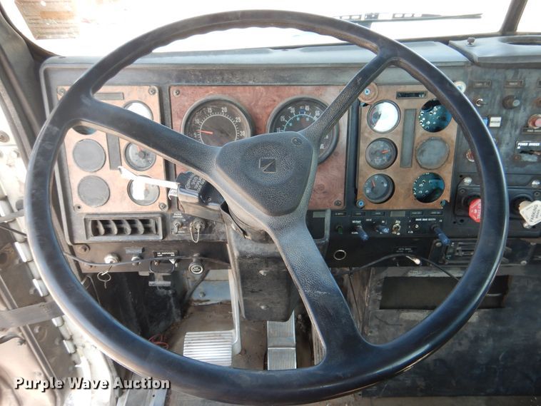 image for item DG1467 1995 International 9400  semi truck