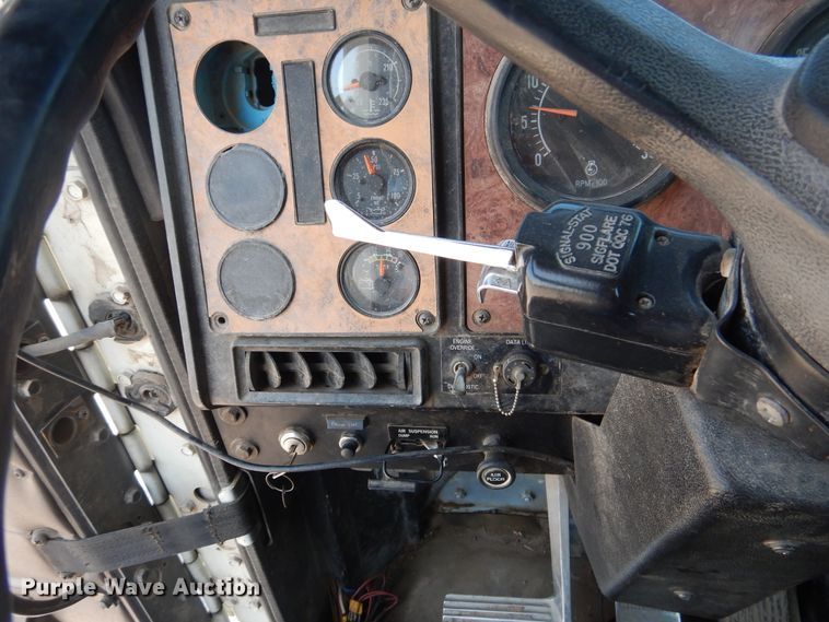 image for item DG1467 1995 International 9400  semi truck