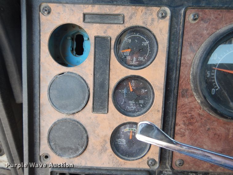 image for item DG1467 1995 International 9400  semi truck