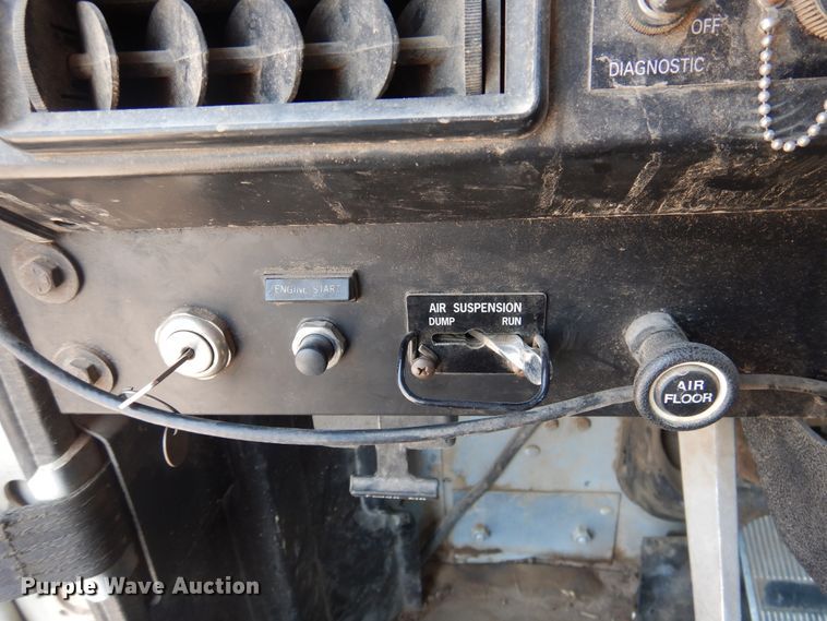 image for item DG1467 1995 International 9400  semi truck