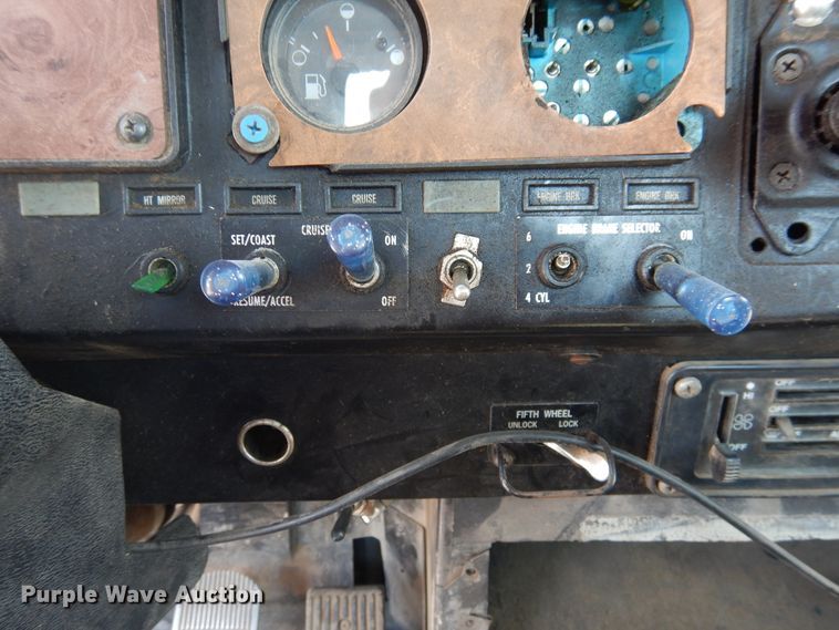 image for item DG1467 1995 International 9400  semi truck