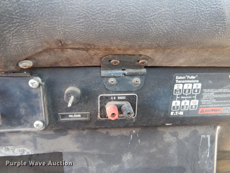 image for item DG1467 1995 International 9400  semi truck