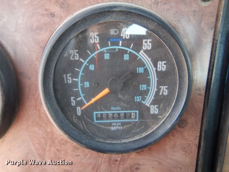 image for item DG1467 1995 International 9400  semi truck