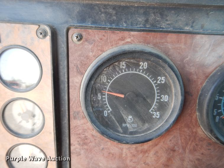 image for item DG1467 1995 International 9400  semi truck