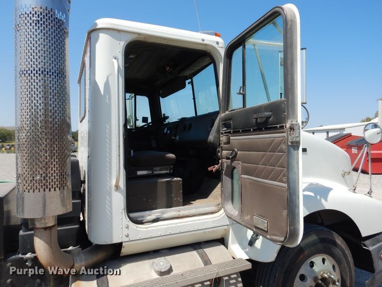 image for item DG1467 1995 International 9400  semi truck
