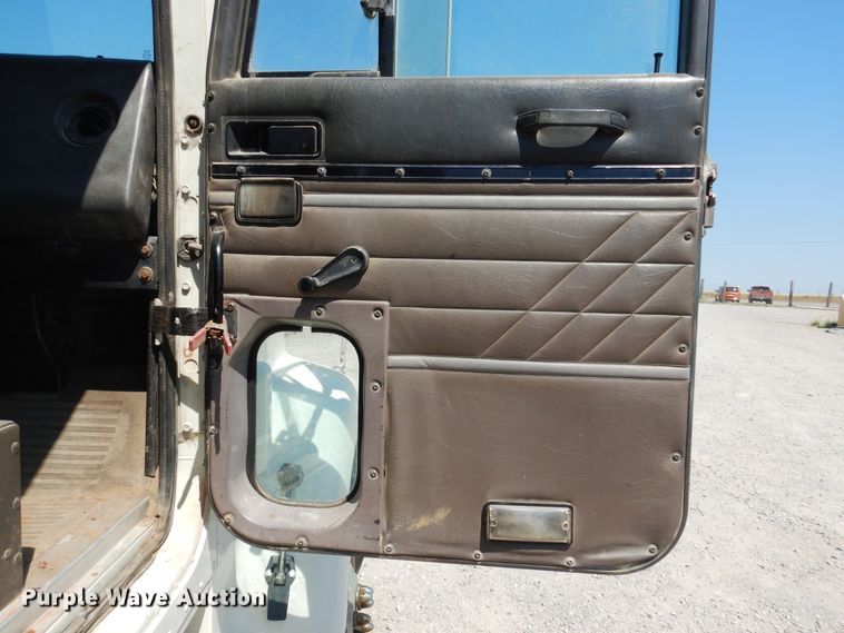 image for item DG1467 1995 International 9400  semi truck