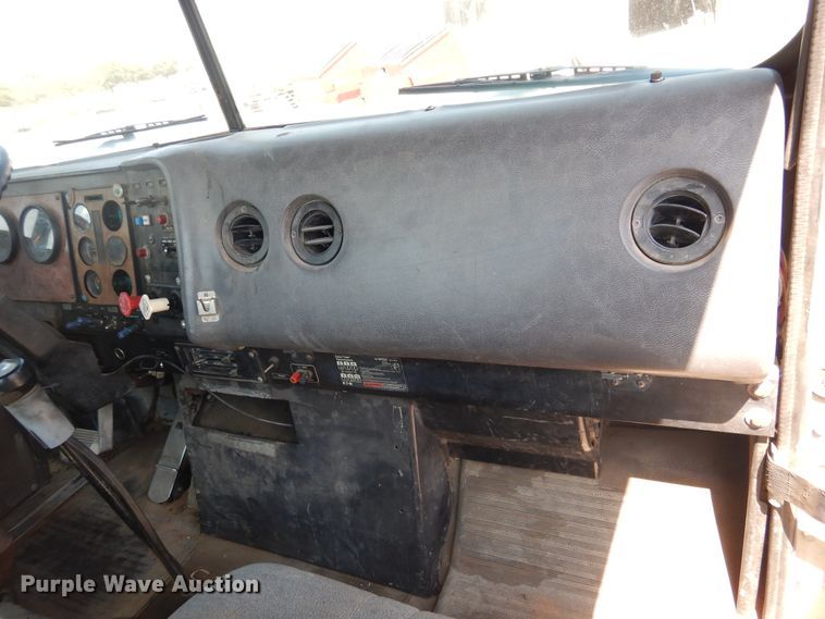 image for item DG1467 1995 International 9400  semi truck