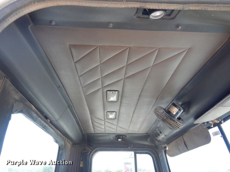 image for item DG1467 1995 International 9400  semi truck