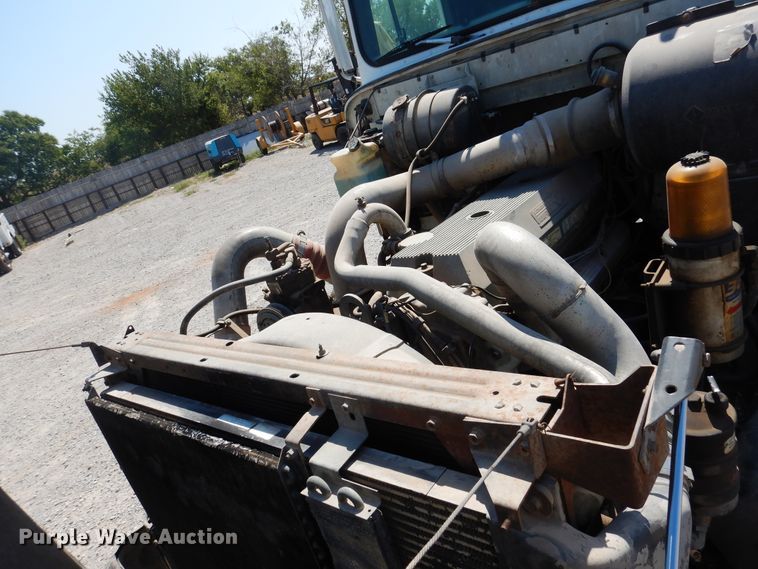 image for item DG1467 1995 International 9400  semi truck