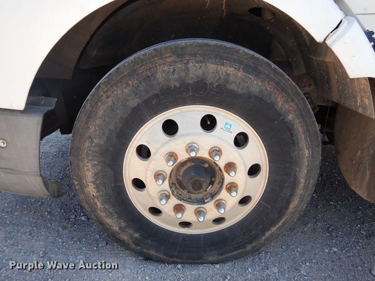 image for item DG1467 1995 International 9400  semi truck