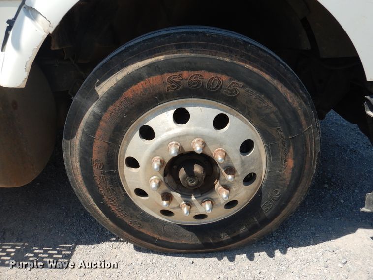 image for item DG1467 1995 International 9400  semi truck