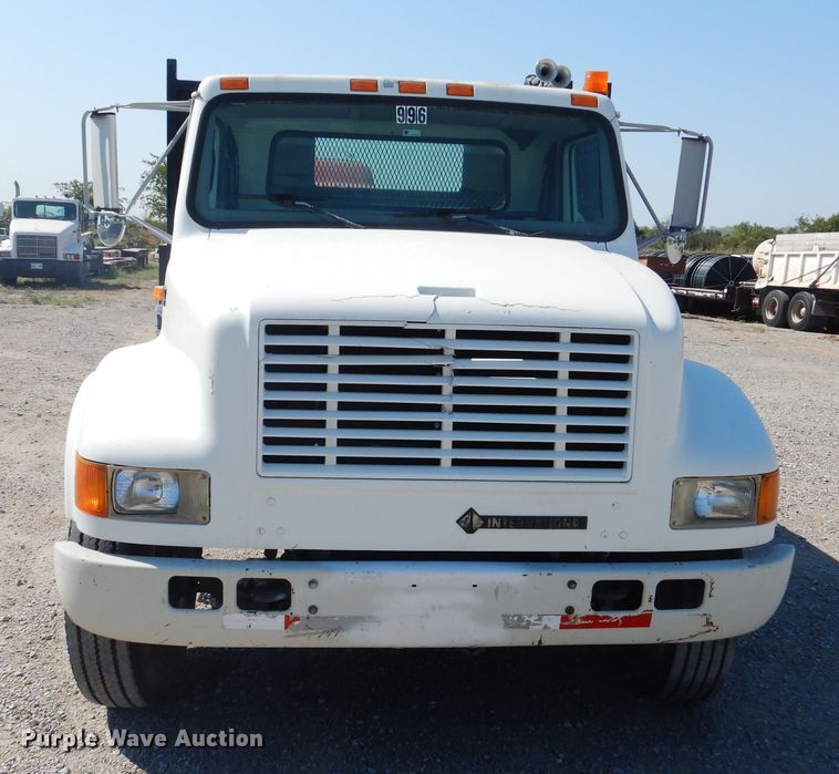 image for item DG1469 1999 International 4700  flatbed truck
