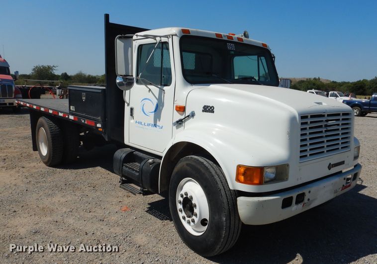 image for item DG1469 1999 International 4700  flatbed truck