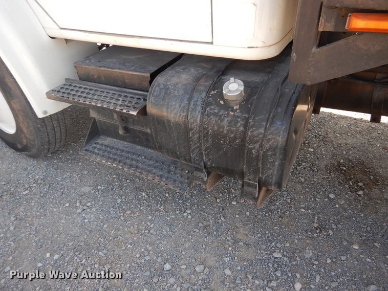 image for item DG1469 1999 International 4700  flatbed truck