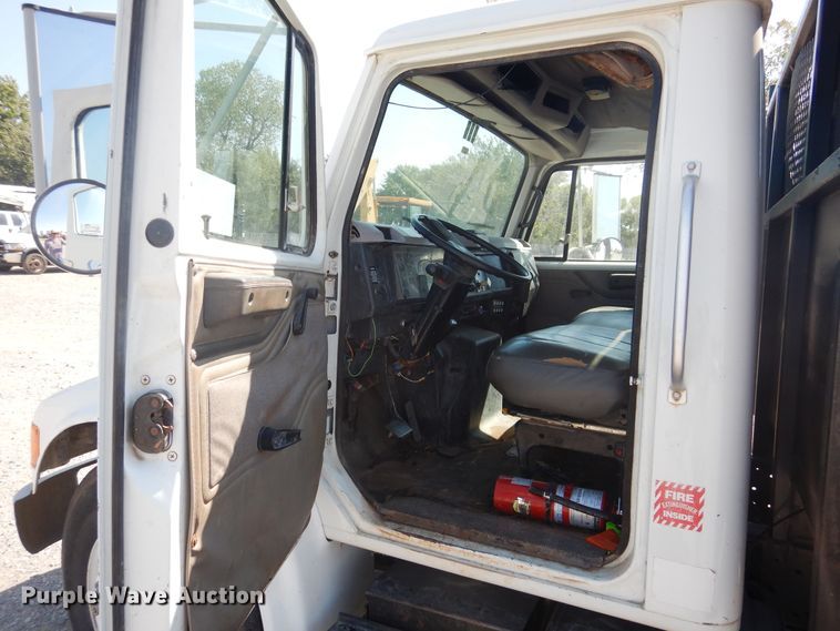 image for item DG1469 1999 International 4700  flatbed truck