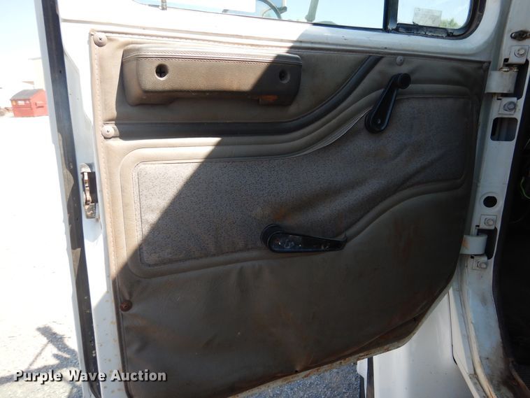 image for item DG1469 1999 International 4700  flatbed truck