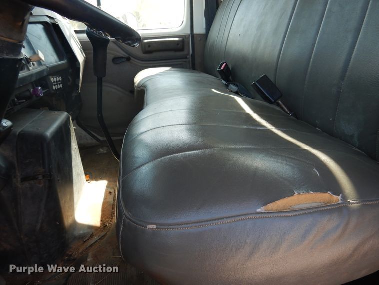 image for item DG1469 1999 International 4700  flatbed truck