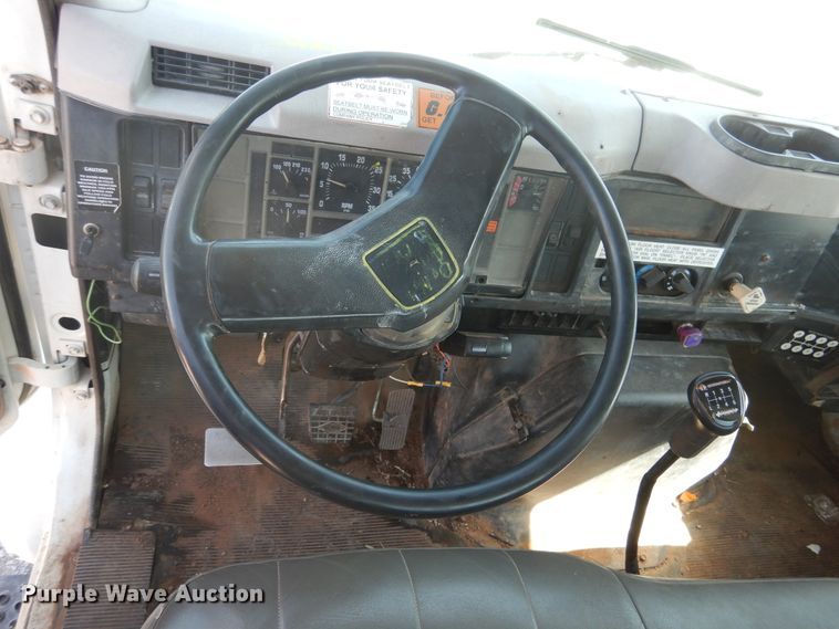 image for item DG1469 1999 International 4700  flatbed truck