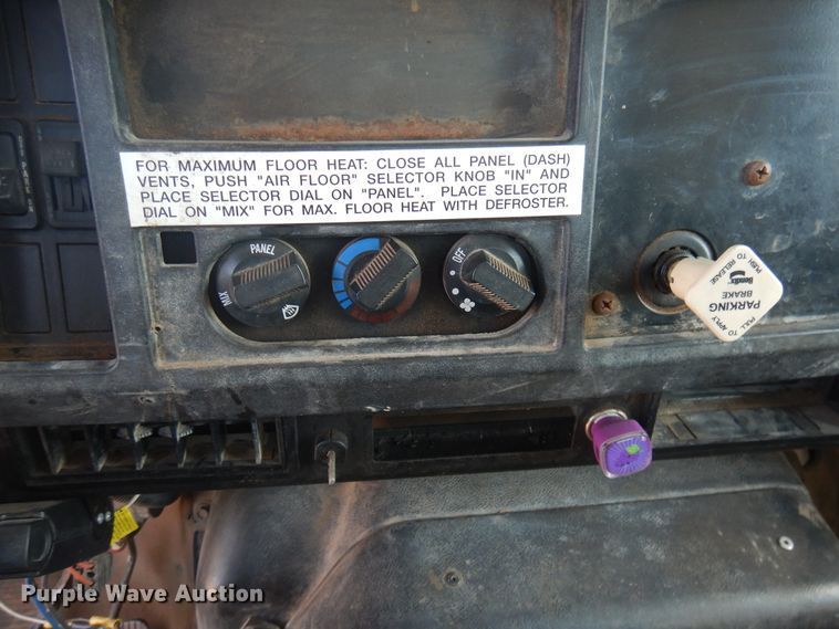 image for item DG1469 1999 International 4700  flatbed truck