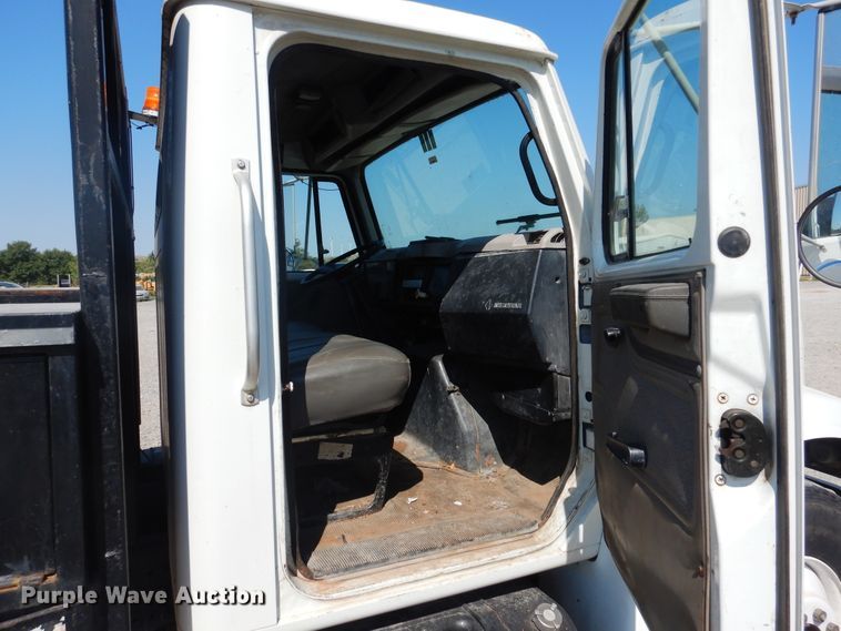 image for item DG1469 1999 International 4700  flatbed truck
