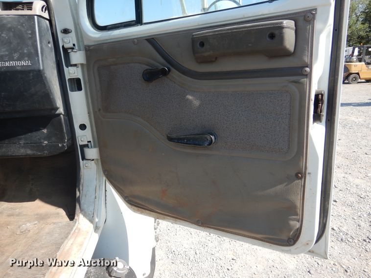 image for item DG1469 1999 International 4700  flatbed truck