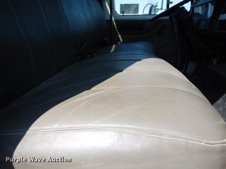 image for item DG1469 1999 International 4700  flatbed truck