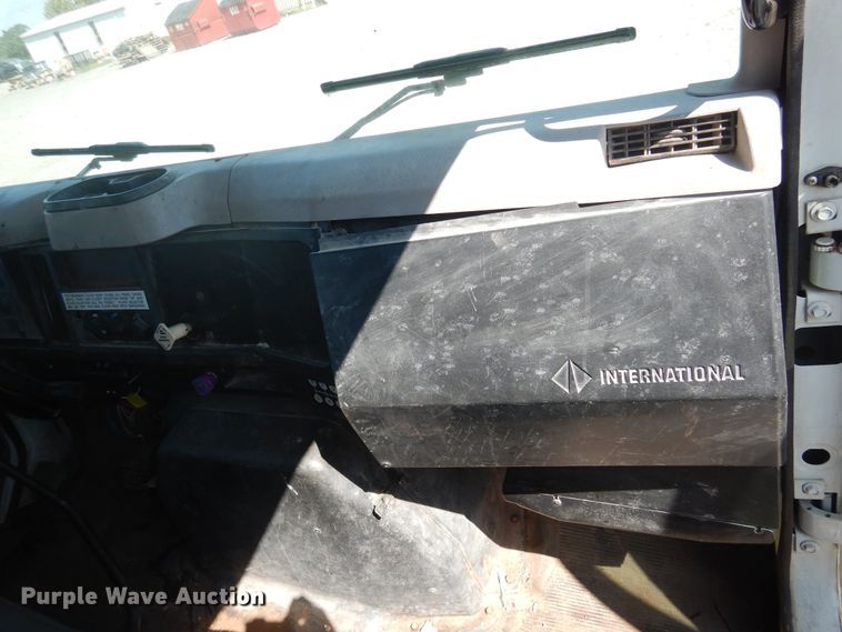 image for item DG1469 1999 International 4700  flatbed truck