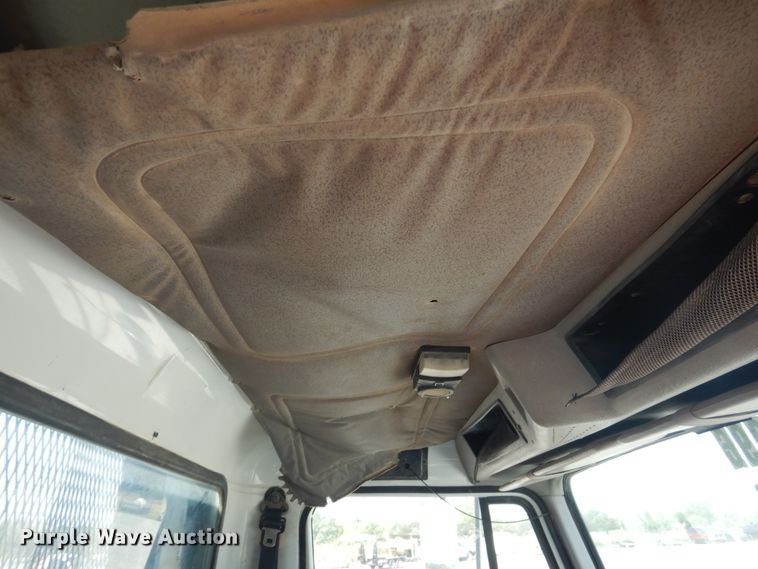 image for item DG1469 1999 International 4700  flatbed truck