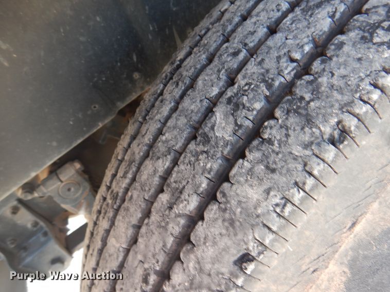 image for item DG1469 1999 International 4700  flatbed truck